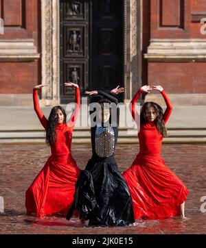 V&A, LONDON, GROSSBRITANNIEN. 29. Juli 2022. Die neue Installation What is Seen and What is Not des British Council und V&A, eine dreiteilige Hauptinstallation von Osman Yousefzada, die mit einer visuell reichen Tanzperformance der Akram Khan Dance Company (Dancers: Yesica Castellon Jimenez, Sofia Rafiqui, Aishani Ghosh) bringt die Farben Pakistans in die V&A durch drei großangelegte Aktivierungen, die auf den 75.. Jahrestag Pakistans eingehen und die Themen Migration und Vertreibung bis zum 25. September 2022 thematisieren. Quelle: Malcolm Park/Alamy Live News Stockfoto