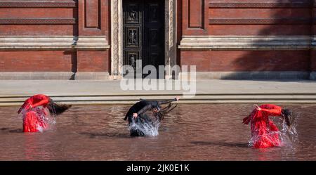 V&A, LONDON, GROSSBRITANNIEN. 29. Juli 2022. Die neue Installation What is Seen and What is Not des British Council und V&A, eine dreiteilige Hauptinstallation von Osman Yousefzada, die mit einer visuell reichen Tanzperformance der Akram Khan Dance Company (Dancers: Yesica Castellon Jimenez, Sofia Rafiqui, Aishani Ghosh) bringt die Farben Pakistans in die V&A durch drei großangelegte Aktivierungen, die auf den 75.. Jahrestag Pakistans eingehen und die Themen Migration und Vertreibung bis zum 25. September 2022 thematisieren. Quelle: Malcolm Park/Alamy Live News Stockfoto
