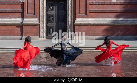 V&A, LONDON, GROSSBRITANNIEN. 29. Juli 2022. Die neue Installation What is Seen and What is Not des British Council und V&A, eine dreiteilige Hauptinstallation von Osman Yousefzada, die mit einer visuell reichen Tanzperformance der Akram Khan Dance Company (Dancers: Yesica Castellon Jimenez, Sofia Rafiqui, Aishani Ghosh) bringt die Farben Pakistans in die V&A durch drei großangelegte Aktivierungen, die auf den 75.. Jahrestag Pakistans eingehen und die Themen Migration und Vertreibung bis zum 25. September 2022 thematisieren. Quelle: Malcolm Park/Alamy Live News Stockfoto