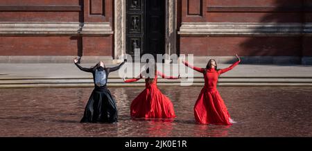 V&A, LONDON, GROSSBRITANNIEN. 29. Juli 2022. Die neue Installation What is Seen and What is Not des British Council und V&A, eine dreiteilige Hauptinstallation von Osman Yousefzada, die mit einer visuell reichen Tanzperformance der Akram Khan Dance Company (Dancers: Yesica Castellon Jimenez, Sofia Rafiqui, Aishani Ghosh) bringt die Farben Pakistans in die V&A durch drei großangelegte Aktivierungen, die auf den 75.. Jahrestag Pakistans eingehen und die Themen Migration und Vertreibung bis zum 25. September 2022 thematisieren. Quelle: Malcolm Park/Alamy Live News Stockfoto