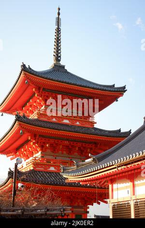 Eine vertikale Aufnahme des roten Tempels in Kiyomizudera Kyoto Stockfoto