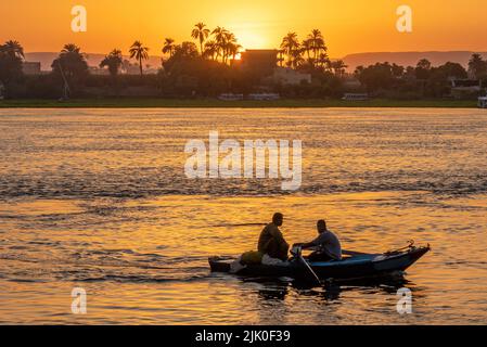 Luxor, Ägypten; 27. Juli 2022 - Ein paar Fischer in einem Ruderboot, Luxor, Ägypten. Stockfoto