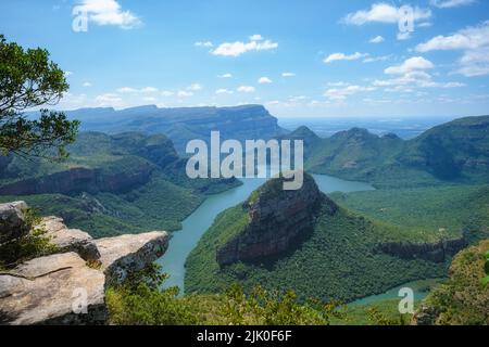 Panorama Route Südafrika, Blyde River Canyon mit den drei Rondavels, beeindruckender Blick auf drei Rondavels und den Blyde River Canyon in Südafrika. Stockfoto