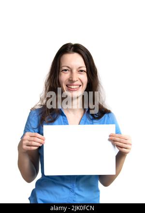 Lächelnde Frau mittleren Alters mit Sommersprossen, die leeres leeres leeres Papierblatt auf weißem Hintergrund halten, Idee habend, wollen sprechen. Stockfoto