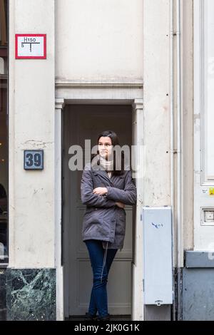 Junge Frau wartet in einem Tor. Brüssel Stockfoto