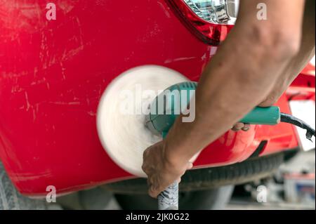 Close-up Karosserie-Reparatur-Tool zum Entfernen von Kratzern, Entfernen von unebenem Lack und Polieren von Autos. Stockfoto