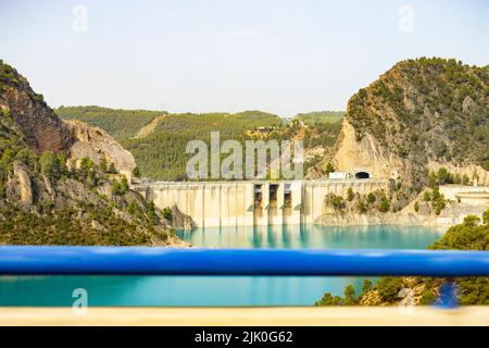 Sumpf. Behälter. Behälter mit blauem Wasser gefüllt. Staudamm an der Grenze zwischen den Provinzen Castilla la Mancha und Valencia Stockfoto