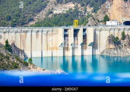 Sumpf. Behälter. Behälter mit blauem Wasser gefüllt. Staudamm an der Grenze zwischen den Provinzen Castilla la Mancha und Valencia Stockfoto