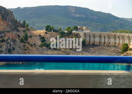 Sumpf. Behälter. Behälter mit blauem Wasser gefüllt. Staudamm an der Grenze zwischen den Provinzen Castilla la Mancha und Valencia Stockfoto