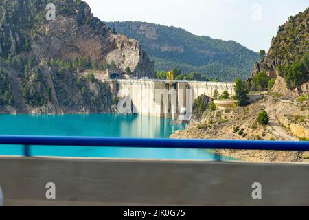Sumpf. Behälter. Behälter mit blauem Wasser gefüllt. Staudamm an der Grenze zwischen den Provinzen Castilla la Mancha und Valencia Stockfoto