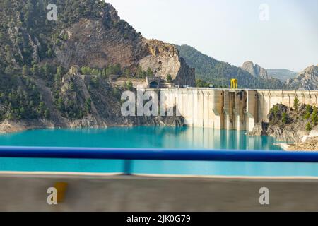 Sumpf. Behälter. Behälter mit blauem Wasser gefüllt. Staudamm an der Grenze zwischen den Provinzen Castilla la Mancha und Valencia Stockfoto