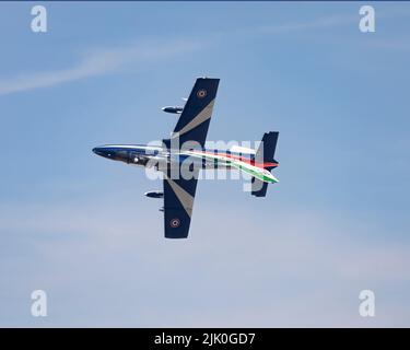 Ein Flugzeug der Frecce Tricolori fliegt auf der RIAT 2022 Stockfoto