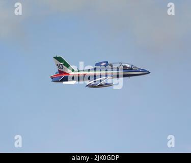 Ein Flugzeug der Frecce Tricolori fliegt auf der RIAT 2022 Stockfoto