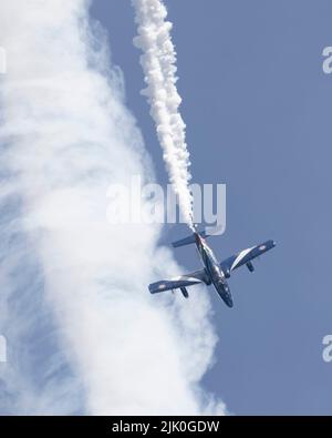 Ein Flugzeug der Frecce Tricolori fliegt auf der RIAT 2022 Stockfoto