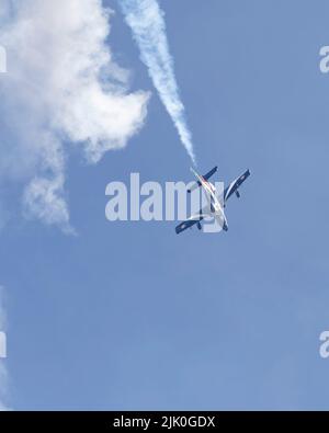 Ein Flugzeug der Frecce Tricolori fliegt auf der RIAT 2022 Stockfoto