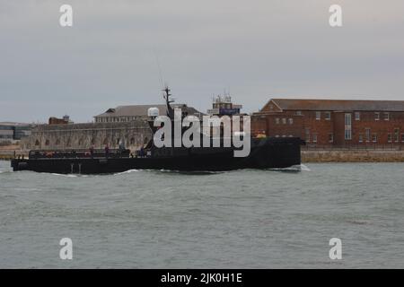 Das XV (Experimentalschiff) Patrick Blackett kommt am Mittwoch auf dem Marinestützpunkt Portsmouth an. Das 42m Schiff wurde von einem holländischen Damen 4008 Fast Crew Supply Schiff umgebaut und in mattschwarz mit dem Insignie X01 auf der Seite lackiert. Die Innovationsexperten der Marine NavyX werden das 270-Tonnen-Schiff nutzen, um neue hochmoderne Technologiesysteme zu testen, ohne eines der kleineren Kriegsschiffe der Flotte binden zu müssen. Bilddatum: Mittwoch, 27. Juli 2022. Stockfoto