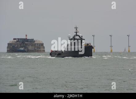 Das XV (Experimentalschiff) Patrick Blackett kommt am Mittwoch auf dem Marinestützpunkt Portsmouth an. Das 42m Schiff wurde von einem holländischen Damen 4008 Fast Crew Supply Schiff umgebaut und in mattschwarz mit dem Insignie X01 auf der Seite lackiert. Die Innovationsexperten der Marine NavyX werden das 270-Tonnen-Schiff nutzen, um neue hochmoderne Technologiesysteme zu testen, ohne eines der kleineren Kriegsschiffe der Flotte binden zu müssen. Bilddatum: Mittwoch, 27. Juli 2022. Stockfoto