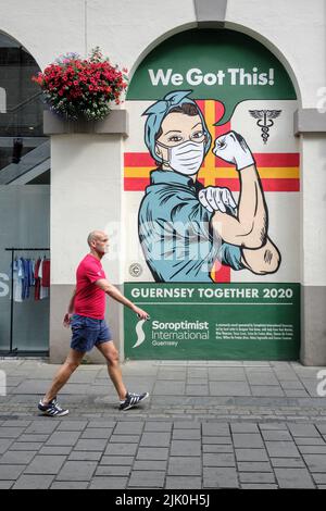 Die Bekämpfung der Pandemie Covid-19 ist das Thema dieses Wandbildes in St. Peter Port, Guernsey, 2022 Stockfoto