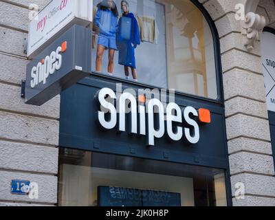 Basel, Schweiz - Juli 4 2022: Blick auf den Ladeneingang mit Logo-Schriftzug von Snipes-Schuhmode (Schwerpunkt Schriftzug) Stockfoto