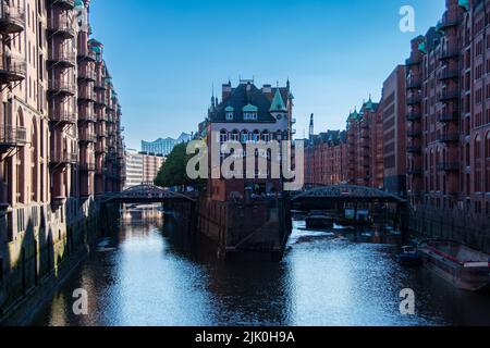 Hamburg, Deutschland 23. Juni 2022, der Blick auf das Wasserschloss in der Speicherstadt in Hamburg Stockfoto