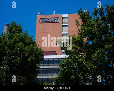 Basel, Schweiz - Juli 8 2022: Nestle unterzeichnet Nestle S.A. ist ein 1866 gegründetes Schweizer, transnationales Unternehmen und das größte Lebensmittelunternehmen der Welt. Stockfoto