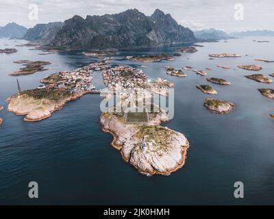 Blick auf Henningsvaer auf den Lofoten in Norwegen Stockfoto