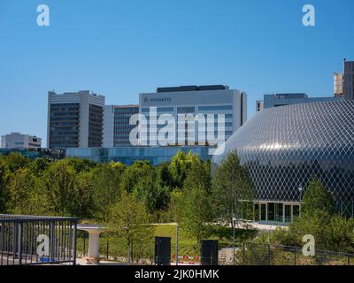 Basel, Schweiz - Juli 8 2022: Futuristischer Novartis Pavillon auf dem Campus des Pharmaunternehmens in der Stadt Basel. Novartis ist ein führendes Pharmaunternehmen für die Arzneimittelforschung und -Produkte. Stockfoto