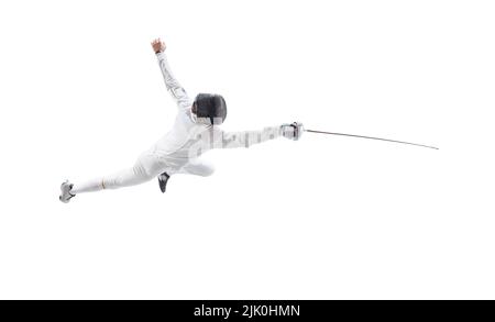 Luftaufnahme eines männlichen Fechters in Fechtkostüm und Maske mit einem kleinen Schwert und einem isolierten Training auf weißem Hintergrund. Sport, Energie, Geschicklichkeit Stockfoto