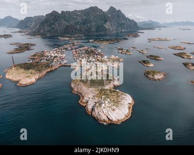 Blick auf Henningsvaer auf den Lofoten in Norwegen Stockfoto