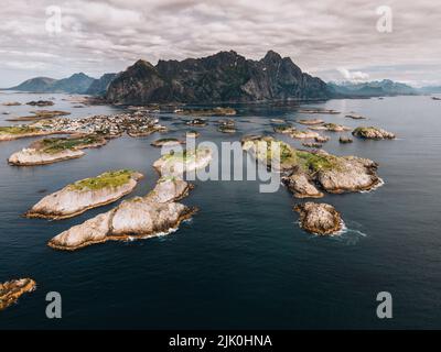 Blick auf Henningsvaer auf den Lofoten in Norwegen Stockfoto