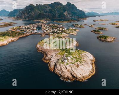 Blick auf Henningsvaer auf den Lofoten in Norwegen Stockfoto