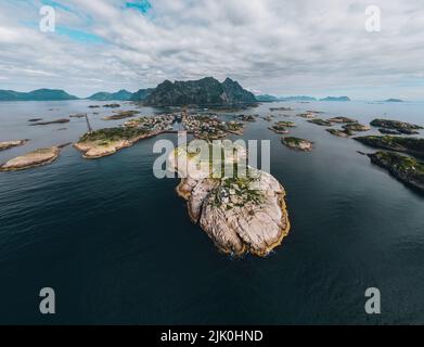 Blick auf Henningsvaer auf den Lofoten in Norwegen Stockfoto