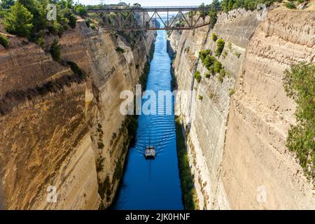 Korinth, Griechenland, 16. Juli 2022. Der Kanal von Korinth ist eine künstliche Wasserstraße, die durch den Isthmus von Korinth, Griechenland, geschnitzt wurde Stockfoto