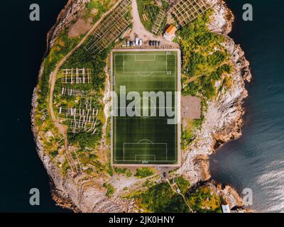 Blick auf das Henningsvaer Fußballstadion auf den Lofoten in Norwegen Stockfoto