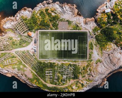 Blick auf das Henningsvaer Fußballstadion auf den Lofoten in Norwegen Stockfoto