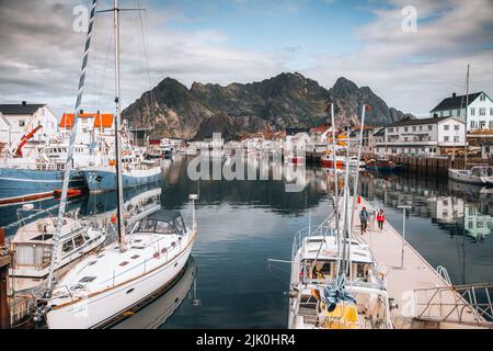 Blick auf Henningsvaer auf den Lofoten in Norwegen Stockfoto