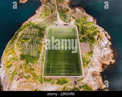 Blick auf das Henningsvaer Fußballstadion auf den Lofoten in Norwegen Stockfoto