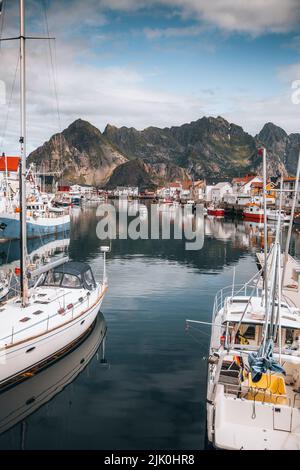 Blick auf Henningsvaer auf den Lofoten in Norwegen Stockfoto