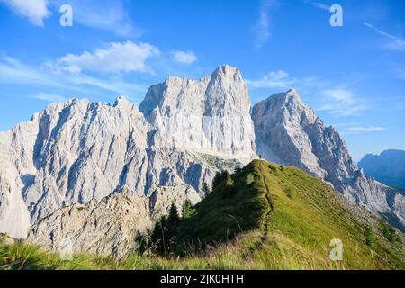 Atemberaubende Aussicht auf eine Person, die den Blick auf den Monte Pelmo vom Gipfel des Col de la Puina genießt. Stockfoto