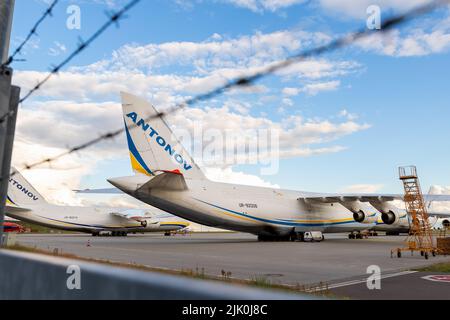 Schkeuditz, Deutschland - 29.. Mai 2022 - viele große an-124-100 ukrainische Ruslan-Frachtjets parkten auf dem Flughafen Leipzig-Halle-Terminal Stockfoto