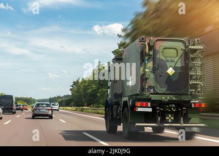 Der deutsche gepanzerte Sattelschlepper fährt auf der Militärkonvoi-Autobahn. ALLIANZTRUPPEN bewegen Umzugsbewegung schnelle Reaktionskraft Stockfoto