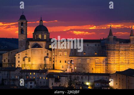 Wunderschöner Sonnenuntergang über Urbino in den marken, Italien Stockfoto