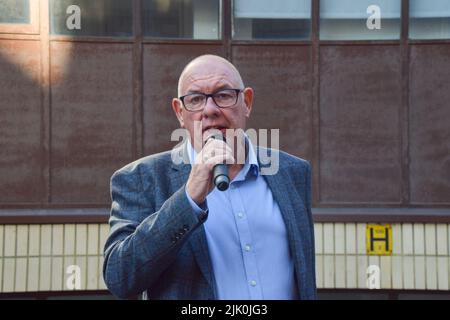 London, Großbritannien. 29.. Juli 2022. Dave ward, Generalsekretär der CWU (Communication Workers Union), spricht auf dem Streikposten vor dem BT Tower. Tausende von BT- und OpenReach-Mitarbeitern streiken um ihre Bezahlung. Kredit: Vuk Valcic/Alamy Live Nachrichten Stockfoto