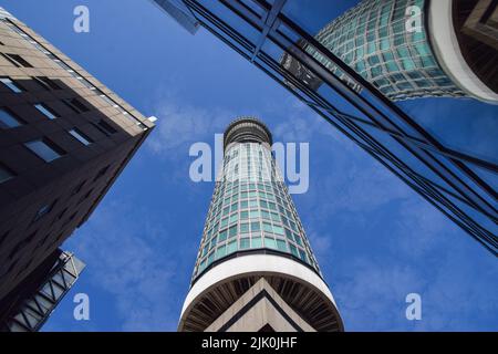 London, Großbritannien. 29.. Juli 2022. Der berühmte BT Tower im Zentrum von London. Tausende von BT- und OpenReach-Mitarbeitern haben Lohnausfälle durchgeführt. Kredit: Vuk Valcic/Alamy Live Nachrichten Stockfoto