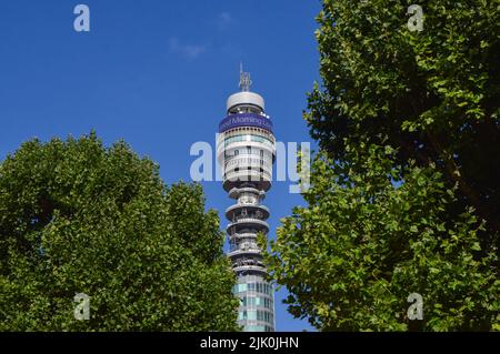 London, Großbritannien. 29.. Juli 2022. Der berühmte BT Tower im Zentrum von London. Tausende von BT- und OpenReach-Mitarbeitern haben Lohnausfälle durchgeführt. Kredit: Vuk Valcic/Alamy Live Nachrichten Stockfoto