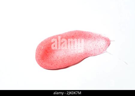 Tropfen rosa Serum-Peeling Nahaufnahme isoliert auf weißem Hintergrund . Beauty- und Gesundheitskonzept. Element für Designer. Stockfoto
