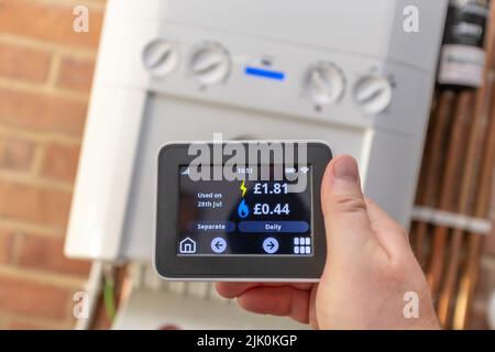 Torquay, Großbritannien. Freitag, 29. Juli 2022. Wenn die britische Regierung einen intelligenten Zähler zeigt, werden alle Haushalte in England, Schottland und Wales £400 000 erhalten, um bei steigenden Benzinkosten in diesem Herbst zu helfen. Kredit: Thomas Faull/Alamy Live Nachrichten Stockfoto