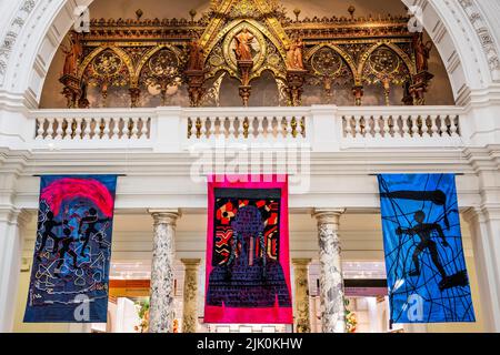 London, Großbritannien. 29.. Juli 2022. Was gesehen wird und was nicht - Osman Yousefzada bei der V&A. Eine dreiteilige Installation mit mehreren großformatigen Textilbannern, die abstrahierte Figuren in Bewegung darstellen, die in Handarbeit mit verschiedenen Färbetechniken hergestellt wurden. Es bringt die Farben, das Kunsthandwerk und die Texturen Pakistans in die V&A und in Partnerschaft mit dem Neuen Britischen Rat feiert es den 75.. Jahrestag Pakistans. Kredit: Guy Bell/Alamy Live Nachrichten Stockfoto