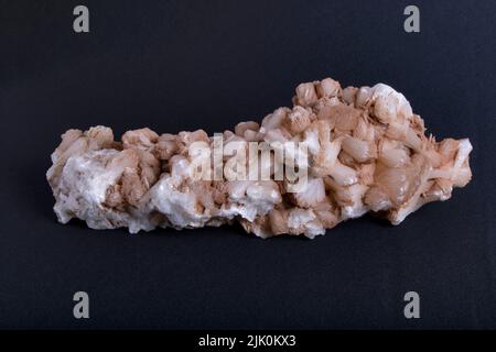 Nahaufnahme von Stilbite. Stilbite ist ein sekundäres hydrothermisches Mineral mit niedrigen Temperaturen. Sie tritt in den amygdaloidalen Hohlräumen basaltischer Vulkangesteine auf Stockfoto