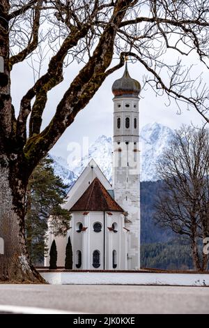 Die St. Colomanische Wallfahrtskirche in Schwangau, Deutschland. Ein barockes Denkmal in den bayerischen Bergen Stockfoto